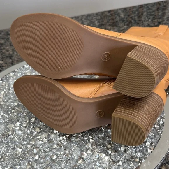 Universal Thread Tan Heeled Boots - Picture 11 of 14